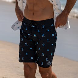 EVO Koko Boardshorts (Men’s) Lifestyle on the Beach - Black Thumbnail}