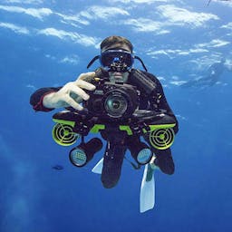 Sublue Navbow Underwater Scooter Lifestyle Photography Thumbnail}